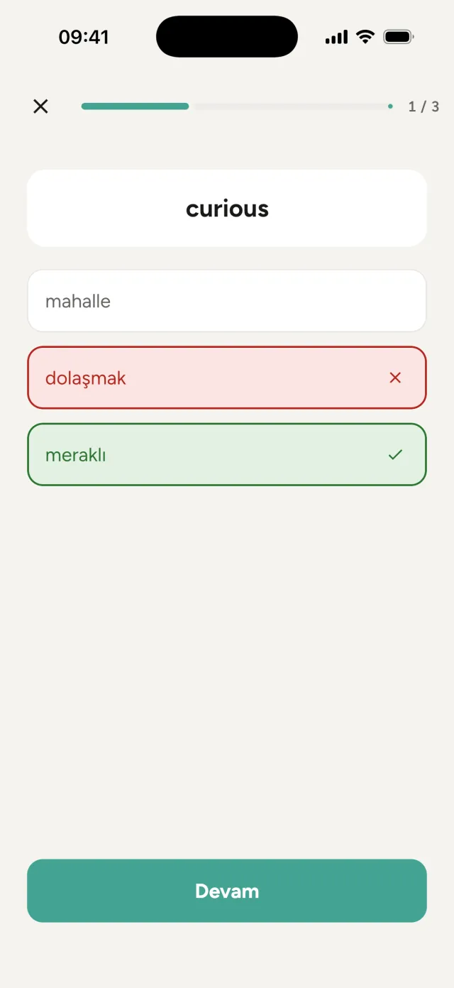 Seçmeli mod: curious kelimesi için seçenekler; yanlış seçim kırmızı, doğru cevap meraklı yeşil